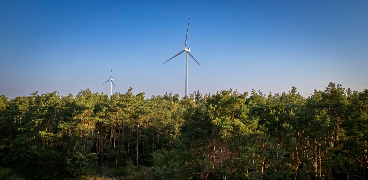 08.2022 Polska PRZYKONA, OZE, ODNAWIALNE ZRÓDŁA ENERGI FARMA WIATROW-SOLARNA PRZYKONA